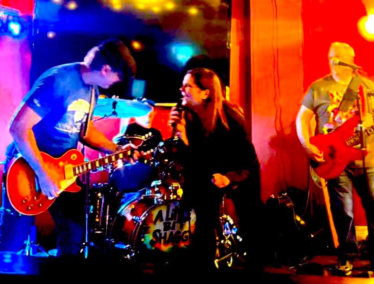 A Little bit SHAGGY – Live Music