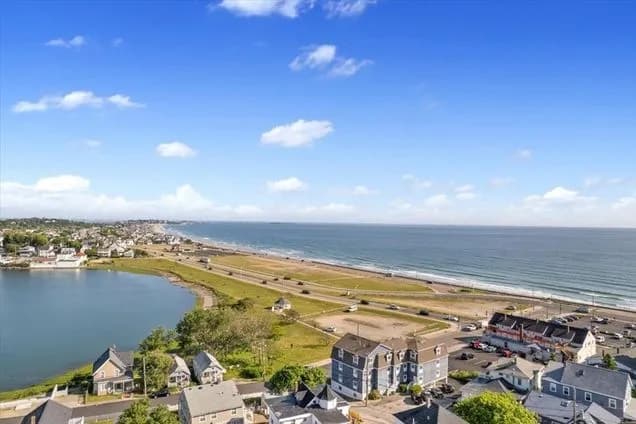 Surfside neighborhood in Hull